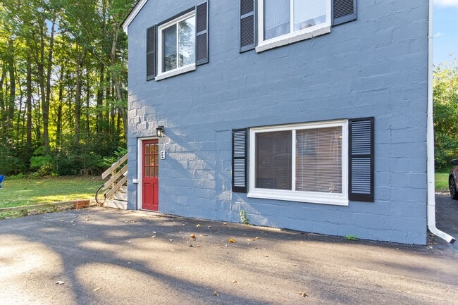 Building Photo - Delightful and Comfortable 1 Bedroom 1 Bath Unit!