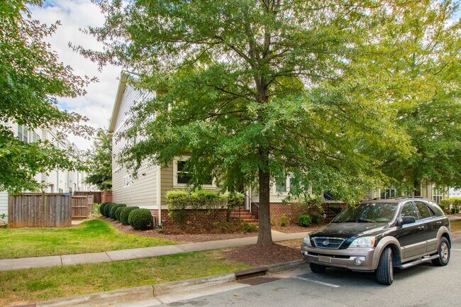 Building Photo - Spacious 2BR Townhome with Gourmet Kitchen...