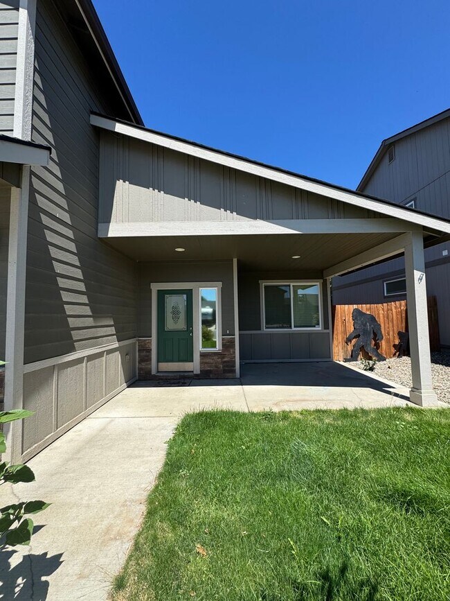 Building Photo - Spacious 5-Bedroom Home with Bonus Living ...