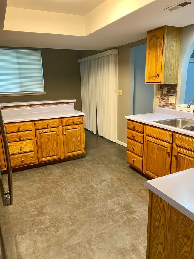Building Photo - Beautiful & Spacious House in Green Meadow...
