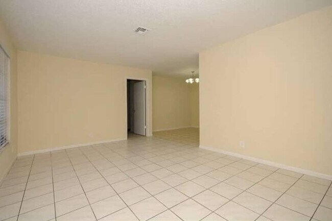 Building Photo - 1132 Essex Dr