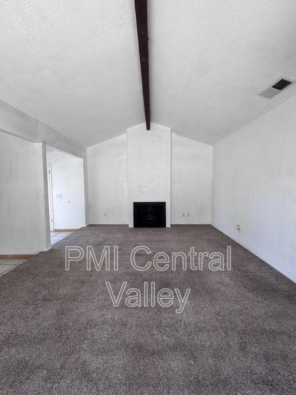 Building Photo - 1526 Silver Creek Cir