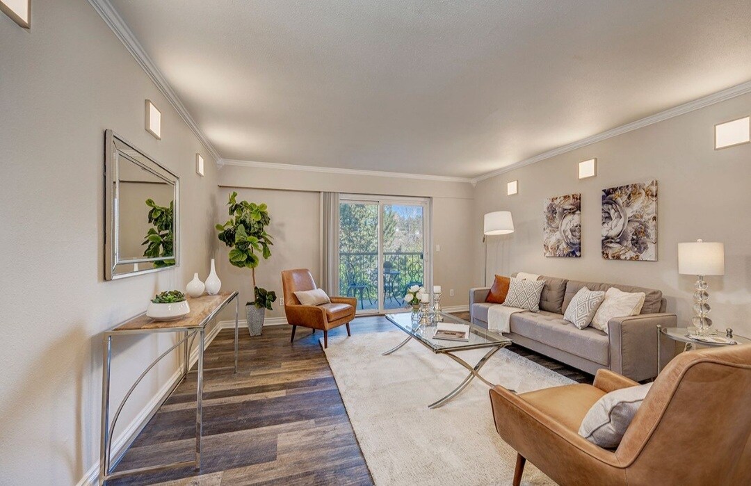 Open, inviting living room - 14625 NE 34th St