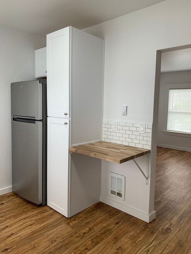 Foto del edificio - Beautiful 1bedroom on Sheridan