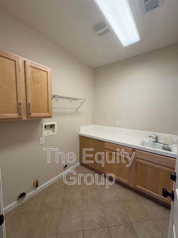 Foto del edificio - 4911 W Elkhorn Ave