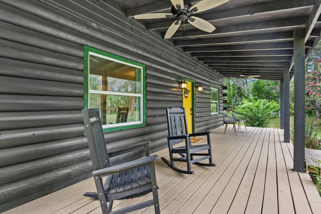 Foto del edificio - Enchanting Log Cabin for Lease!