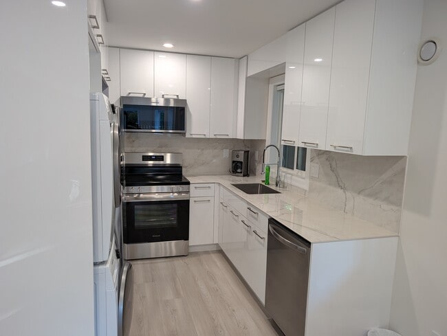 Building Photo - 4958 Chalet Pl