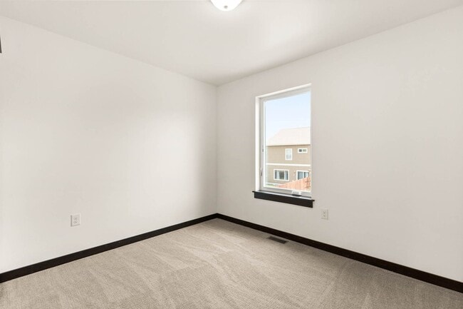 Foto del edificio - 2-Story Urban Triplex at a modern communit...