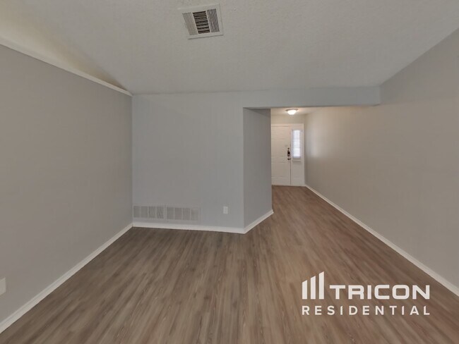 Foto del edificio - 160 Westwood Dr