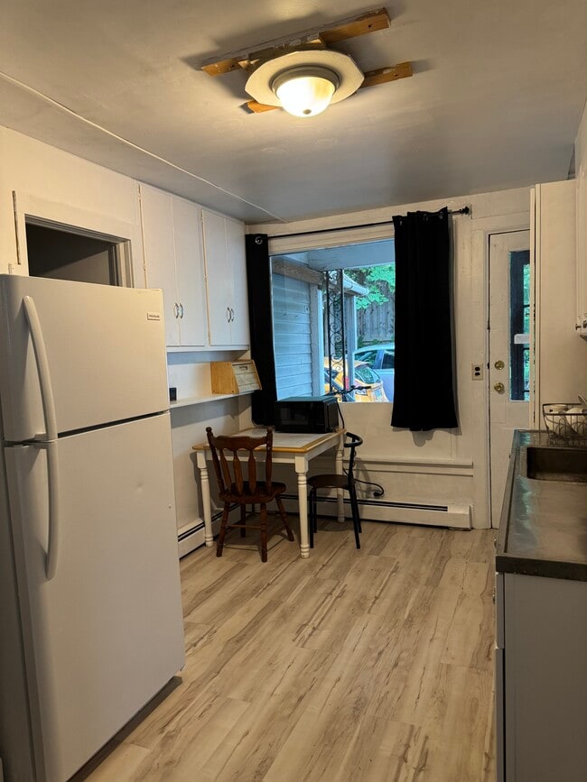 Building Photo - 103 College Ave (2026-2027)