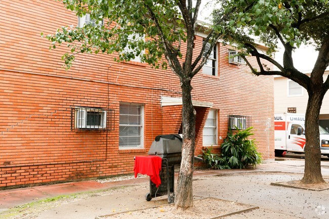 Building Photo - Lindencrest Apartments