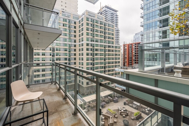 Photo du bâtiment - 110 Eglinton Ave E