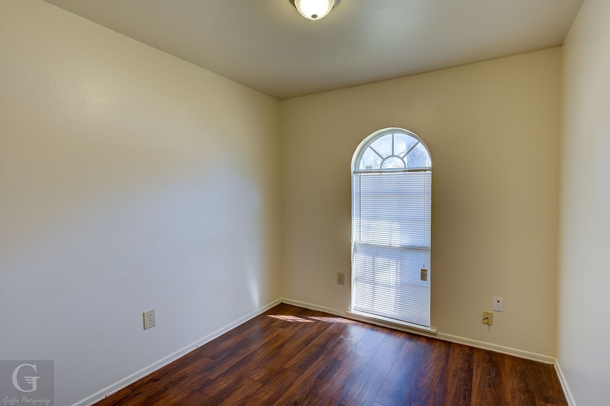 Primary Photo - 3 Bedroom 1.5 bathroom
