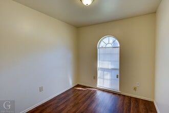 Building Photo - 8984 Hawthorne Dr