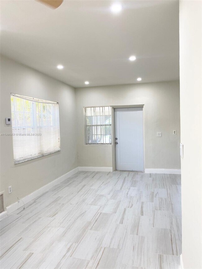 Foto del edificio - 2024 NE 183rd St