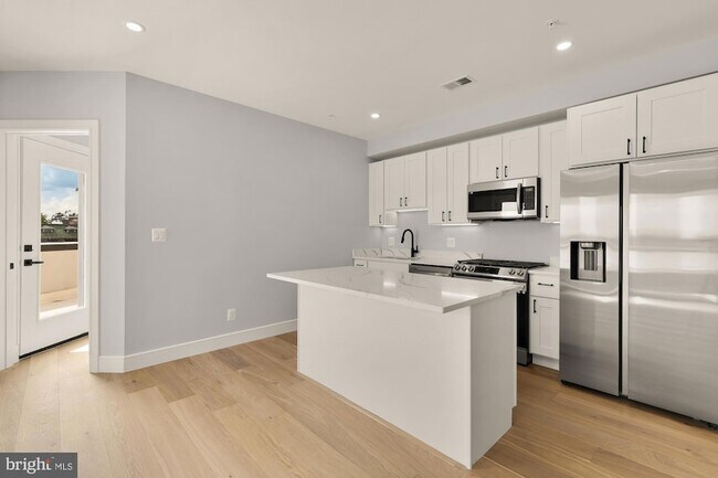 Foto del edificio - 3215 Mt Pleasant St NW