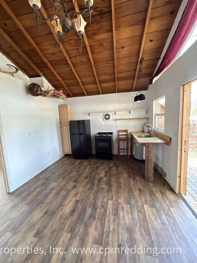 Foto del edificio - Updated 2-Bedroom House With Refrigerator ...