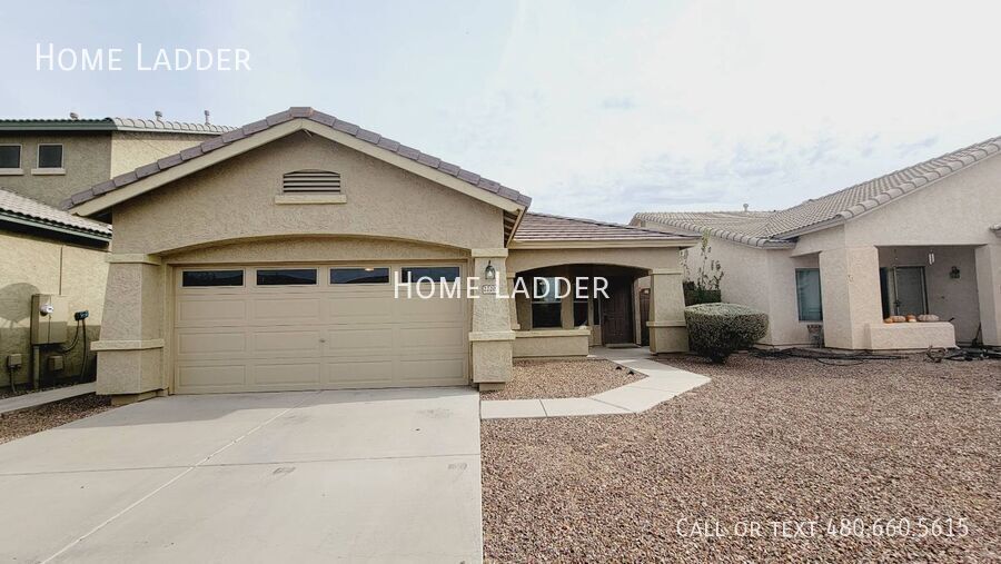 Foto principal - This inviting 3-bedroom, 2-bath home in th...