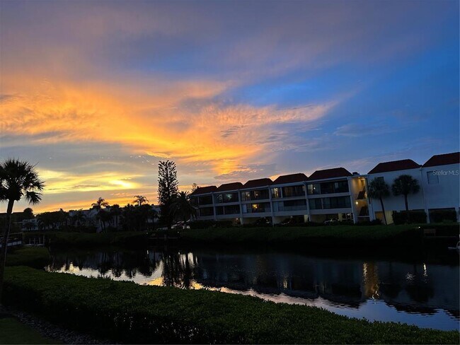 Foto del edificio - 3705 E Bay Dr