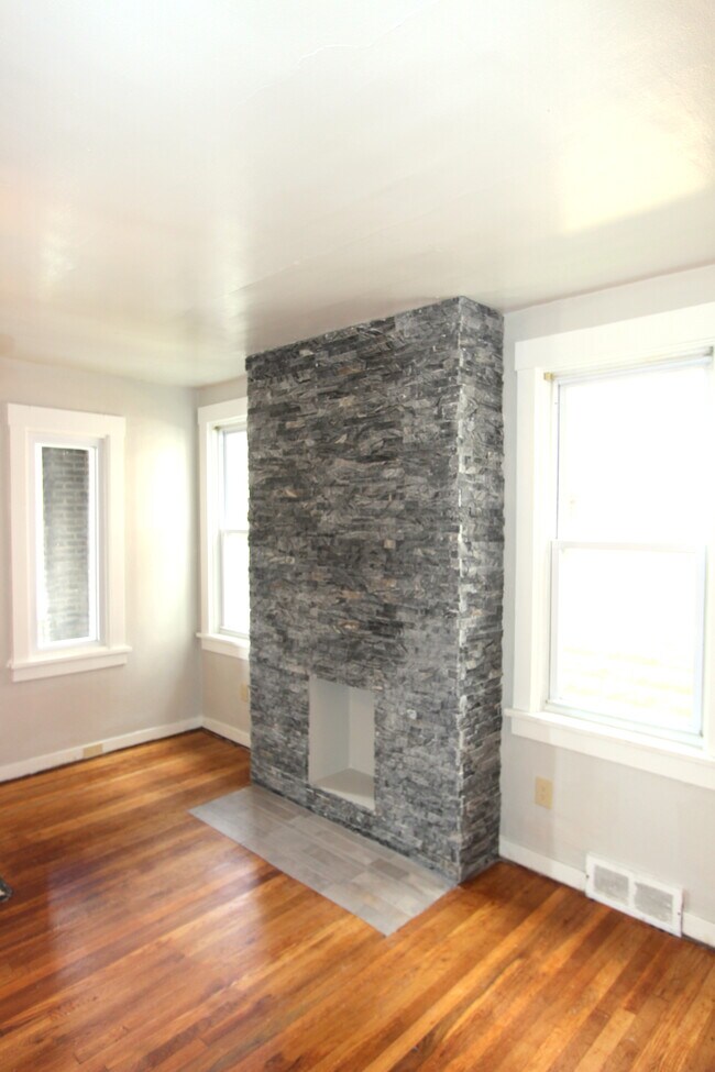 Building Photo - 2359 Tilbury Ave