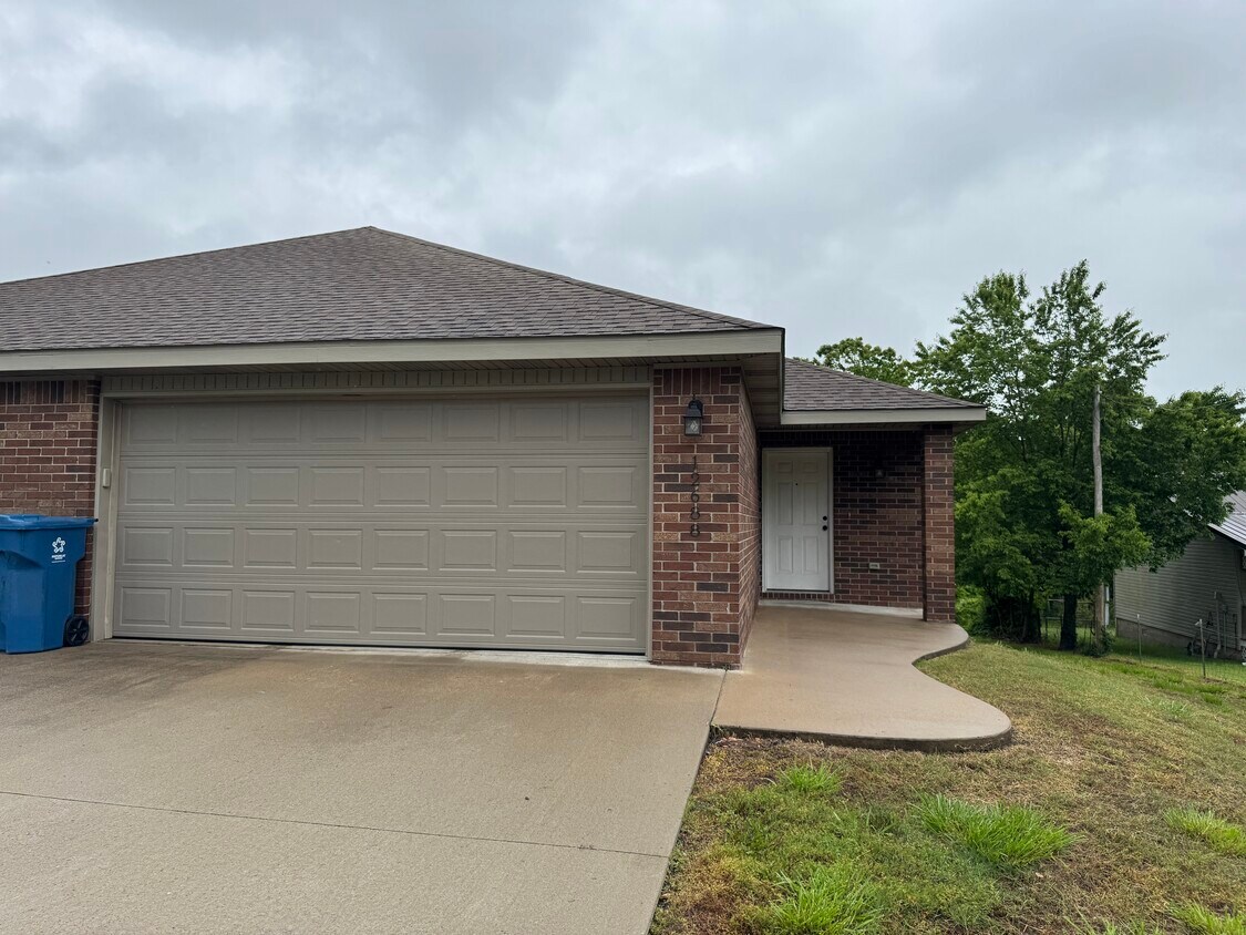 Foto principal - 12688 Pioneer Ln