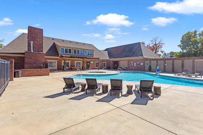 Vibrant Outdoor Escape - Kings Cove Apartments