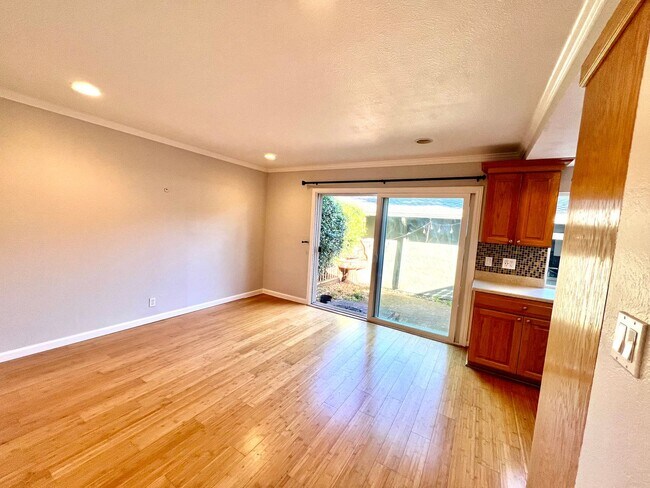 Foto del edificio - Recently Redone Danville 3Bed/2.5BA Two St...