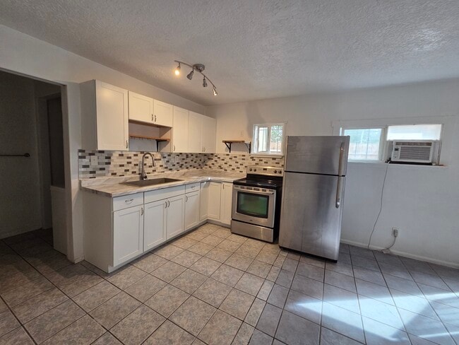 Foto del edificio - 621 Edith Blvd SE