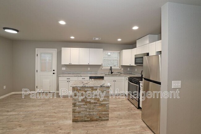 Building Photo - 14411 Periwinkle Dr