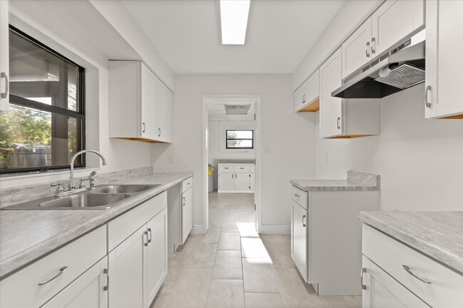 Foto del edificio - 4823 Pine Needle Dr