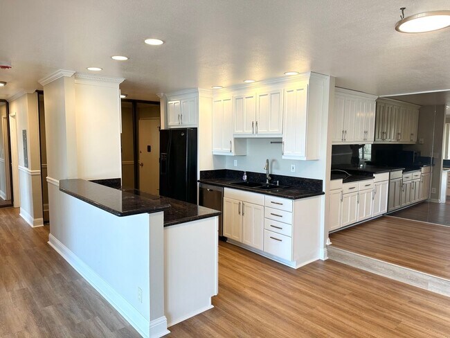 Foto del edificio - 2-bed, 2-bath Condo with Sweeping Views of City and Space Needle!