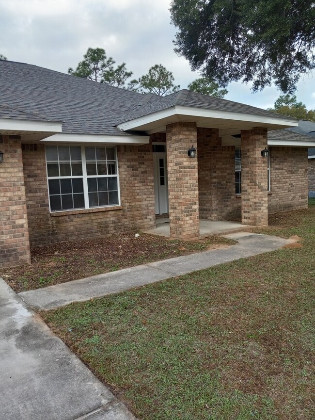 Building Photo - Spacious 4-Bedroom, 3-Bath All-Brick Home ...