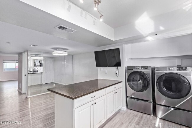 Building Photo - Charming 2 Bed 2 Bath Townhome near Downto...