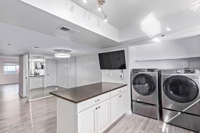 Foto del edificio - Charming 2 Bed 2 Bath Townhome near Downto...