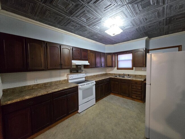 Foto del edificio - 2-bedroom Bungalow with Spacious Kitchen, Large Covered Porch and Large Garage