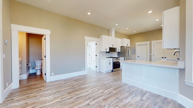 Building Photo - Stunning 2 Bedroom Upstairs Unit In Oaklan...