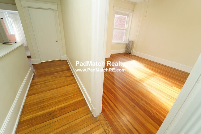 Building Photo - 1589 Beacon St