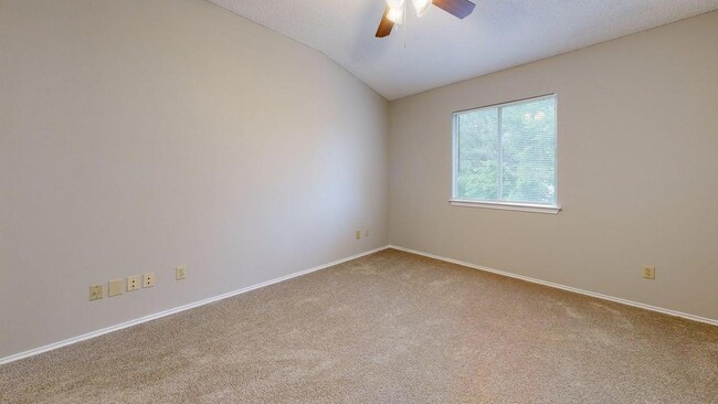 Building Photo - 406 Oakcrest Dr