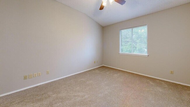 Foto del edificio - 406 Oakcrest Dr