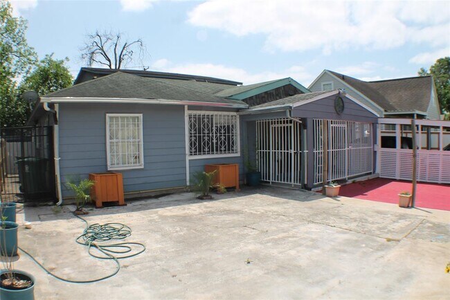 Foto del edificio - 7014 Fairway Dr