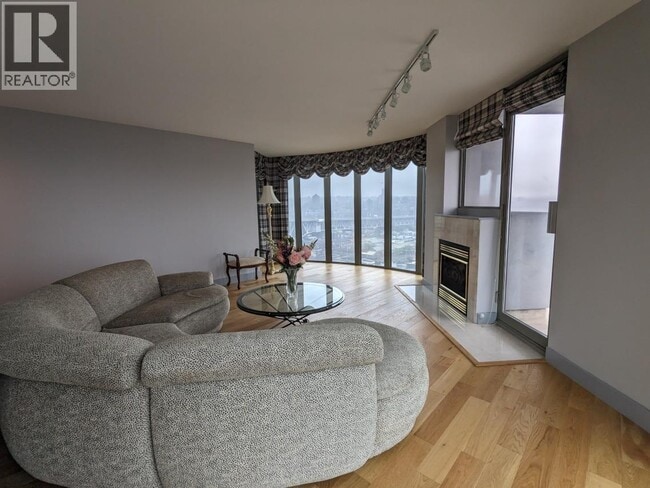 Building Photo - 1000 Beach Ave