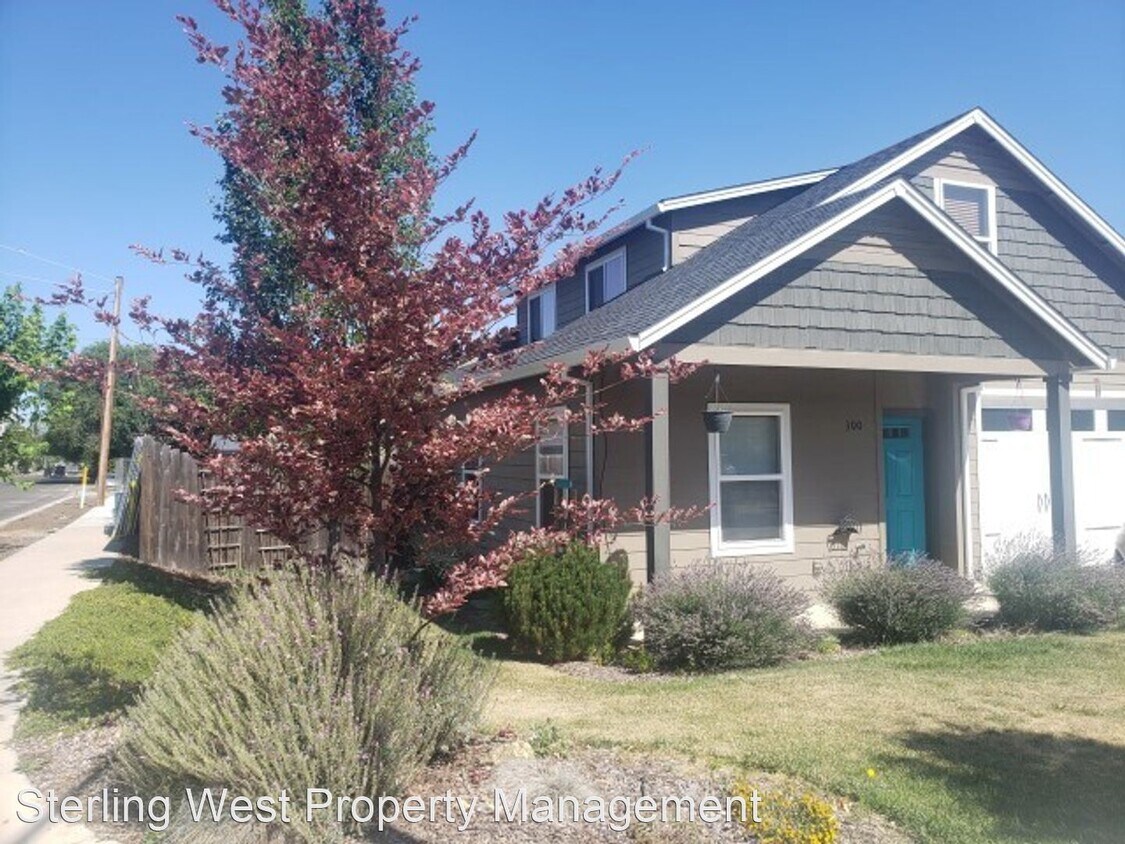 4 br, 2.5 bath House 300 Everett Way House Rental in Talent, OR