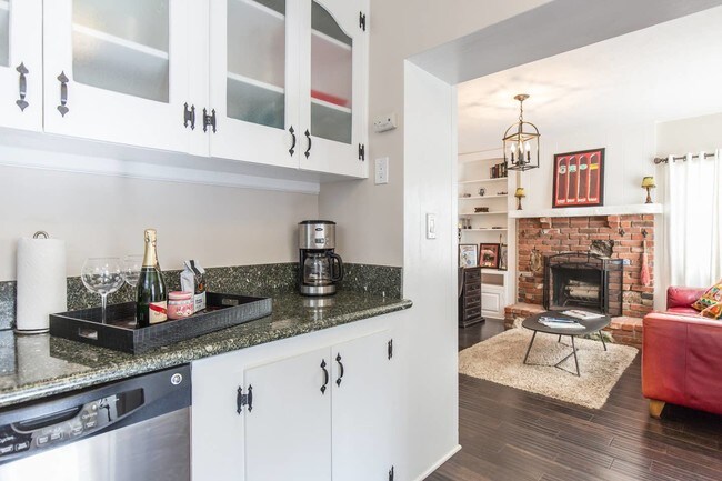 fully stocked, large kitchen - 4323 Laurelgrove Ave