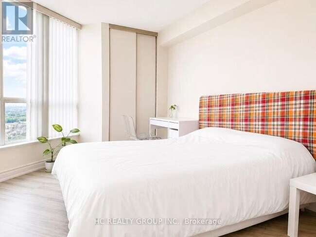 Photo du bâtiment - 4725 Sheppard Ave E