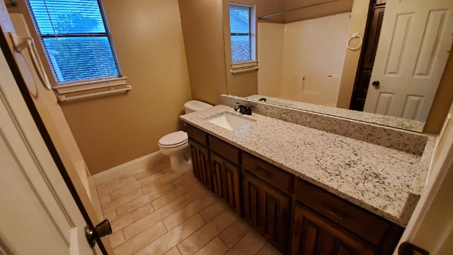 Foto del edificio - 2813 Shady Grove Dr