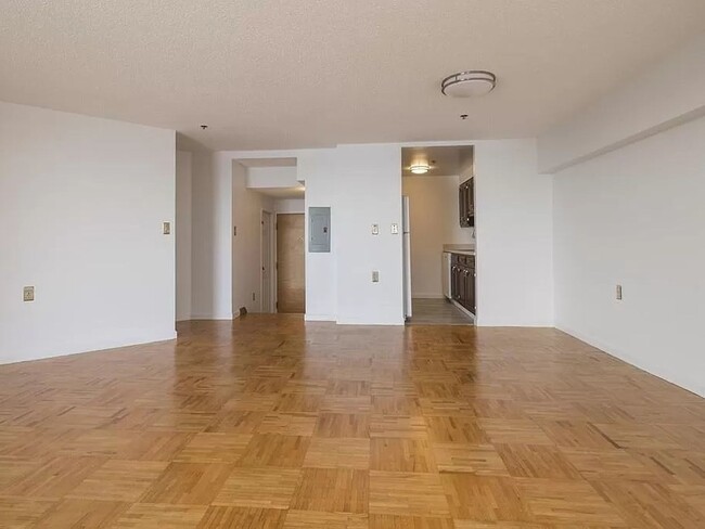 Building Photo - 1 Bedroom Townhome in Boston