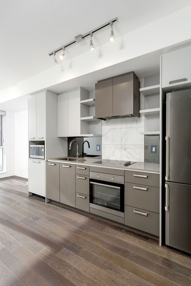 Photo du bâtiment - 1830 Bloor St W