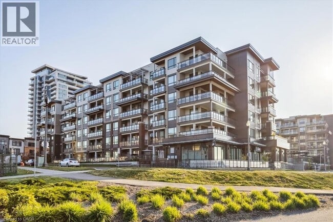 Photo du bâtiment - 10 Esplanade Ln