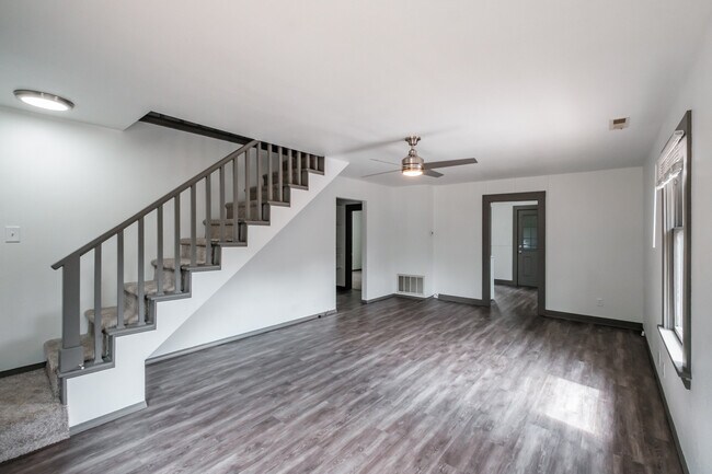 Building Photo - 147 NE Elm St