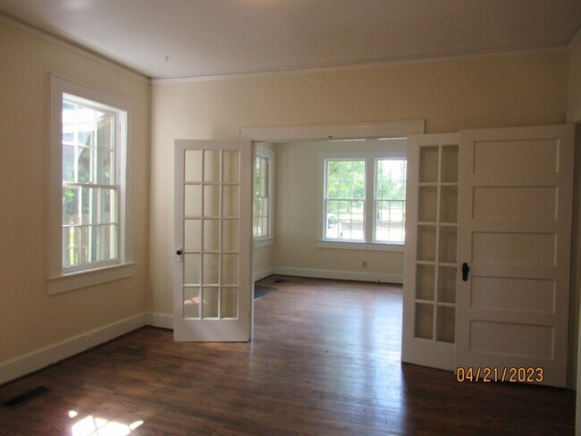 Building Photo - Cute Cozy Cottage- 2 Bedroom, 1 Bath